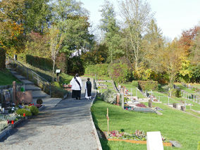 Segnung der Gräber auf dem Friedhof in Naumburg (© Karl-Franz Thiede)